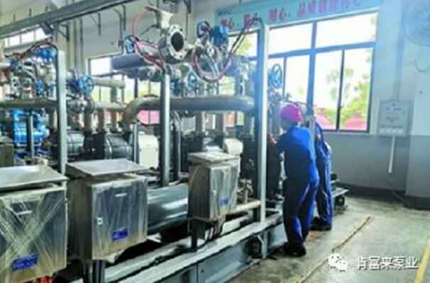 开云手机官方入口_开云(中国)生产线员工正在组装化工成套机组