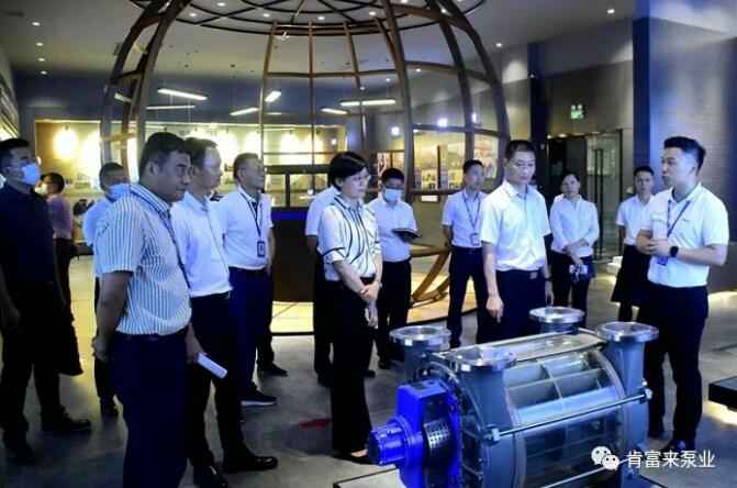 公司董事长、总经理陈迪(右一)向李军区长(右二)一行介绍开云手机官方入口_开云(中国)产品